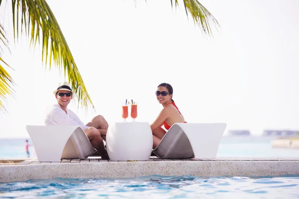 Happy young couple have fun on beach — Stock Photo, Image