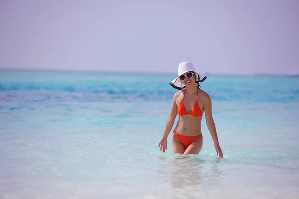 Hermosa gril en la playa divertirse — Foto de Stock