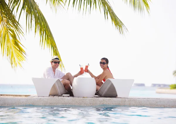 Happy young couple have fun on beach — Stock Photo, Image