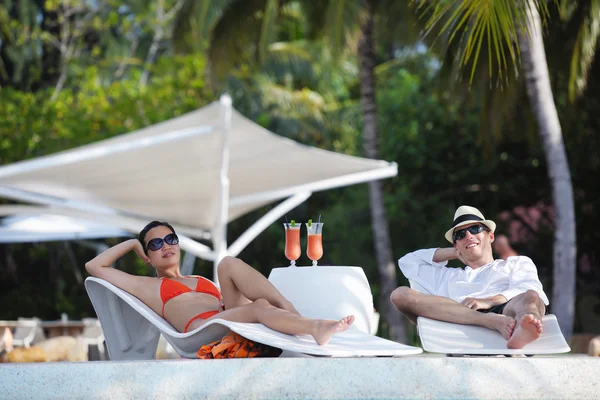 Happy young couple have fun on beach — Stock Photo, Image