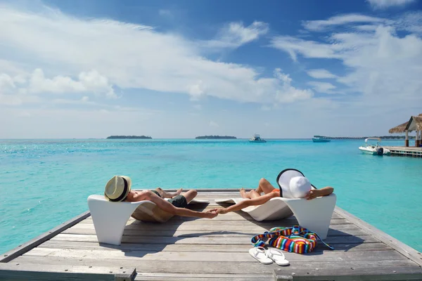 Feliz pareja joven divertirse en la playa Imagen De Stock