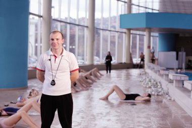 Yüzme havuzunda mutlu çocuk grubu
