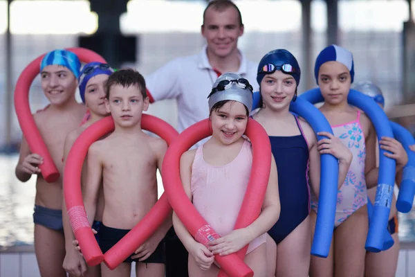 De gelukkige kinderen groep bij zwembad — Stockfoto