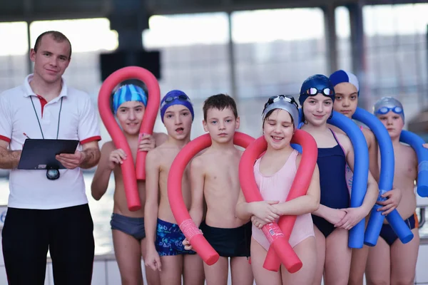 Grupa szczęśliwy dzieci na basenie — Zdjęcie stockowe