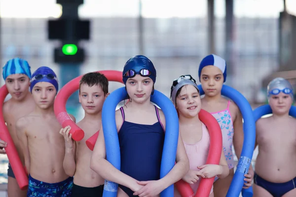 Gruppo di bambini felici in piscina — Foto Stock