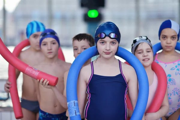 수영장에서 행복 한 아이 들 그룹 — 스톡 사진