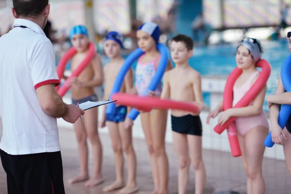 De gelukkige kinderen groep bij zwembad — Stockfoto