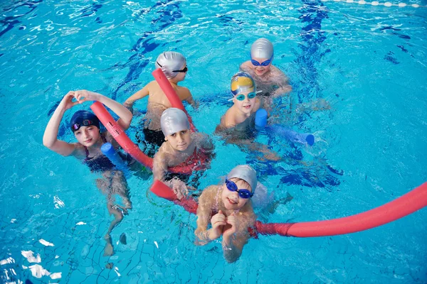 De gelukkige kinderen groep bij zwembad — Stockfoto