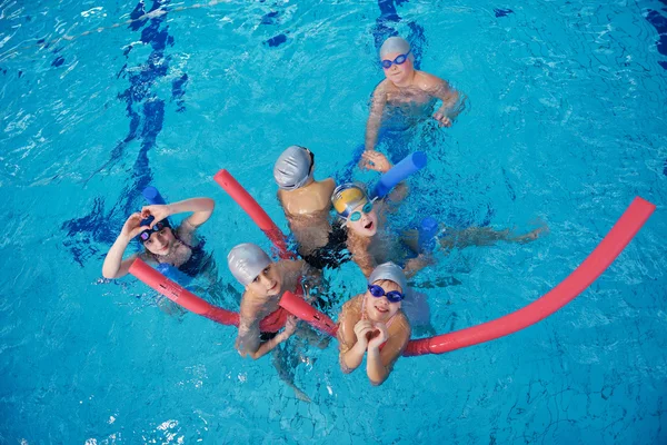 Glada barn gruppen vid poolen — Stockfoto