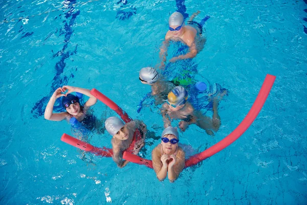 Glückliche Kindergruppe im Schwimmbad — Stockfoto