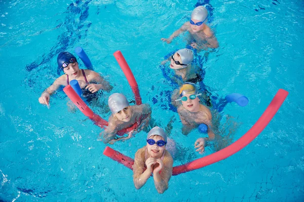 De gelukkige kinderen groep bij zwembad — Stockfoto