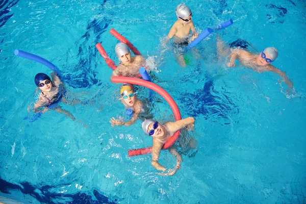 De gelukkige kinderen groep bij zwembad — Stockfoto