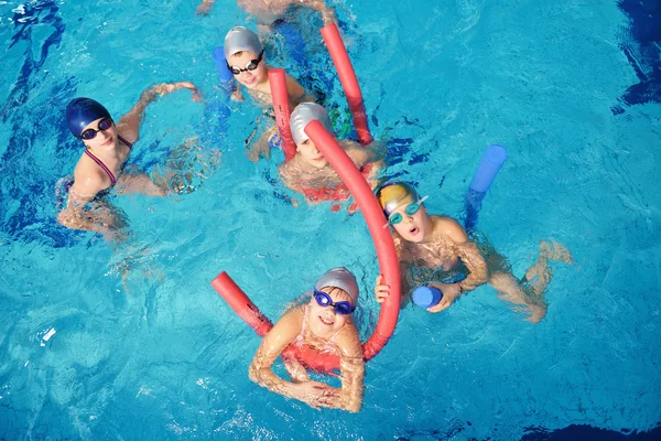 Grupo de niños felices en la piscina —  Fotos de Stock