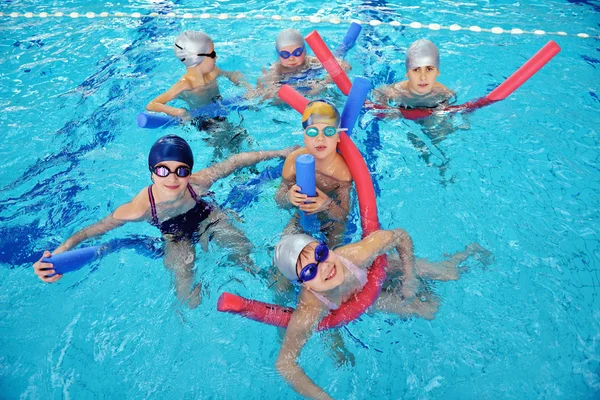 Skupina šťastných dětí v bazénu — Stock fotografie