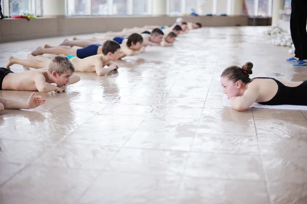 Glada barn gruppen vid poolen — Stockfoto