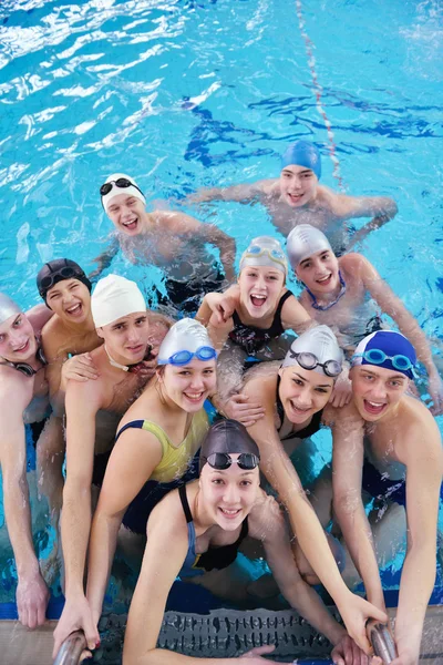 Lycklig tonåring gruppen vid poolen — Stockfoto