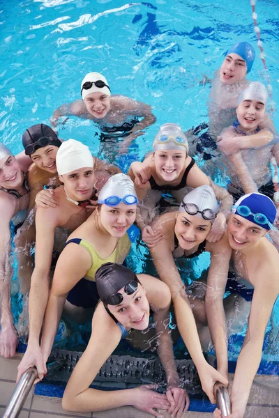 Lycklig tonåring gruppen vid poolen — Stockfoto