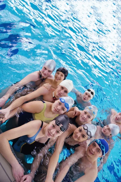 Счастливая подростковая группа в бассейне — стоковое фото