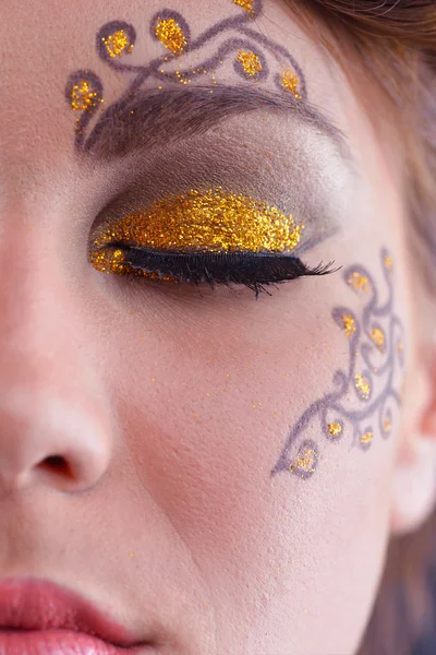 Hermosa mujer con maquillaje de lujo — Foto de Stock