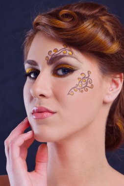 lüks makyaj ile güzel bir kadın