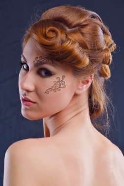 lüks makyaj ile güzel bir kadın