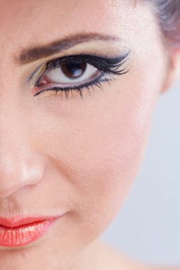 lüks makyaj ile güzel bir kadın