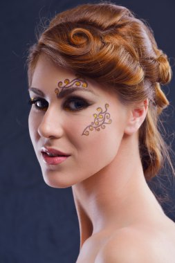 lüks makyaj ile güzel bir kadın