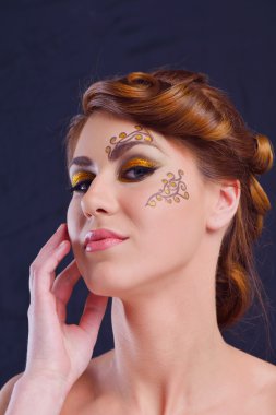 lüks makyaj ile güzel bir kadın