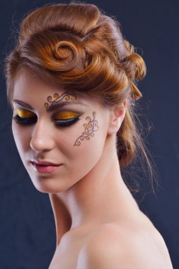 lüks makyaj ile güzel bir kadın