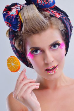 lüks makyaj ile güzel bir kadın