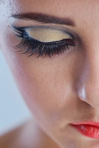 Hermosa mujer con maquillaje de lujo — Foto de Stock