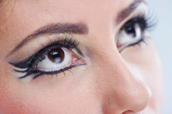 Hermosa mujer con maquillaje de lujo — Foto de Stock