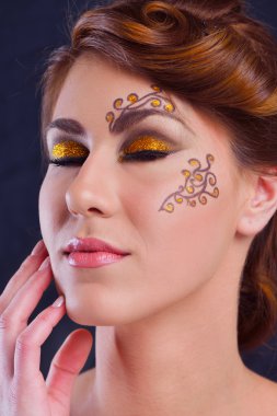 lüks makyaj ile güzel bir kadın