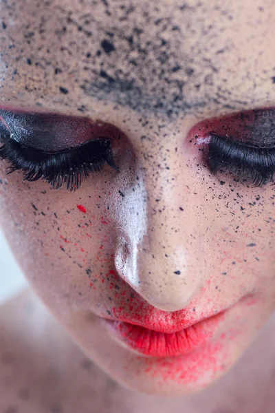 Hermosa mujer con maquillaje de lujo — Foto de Stock