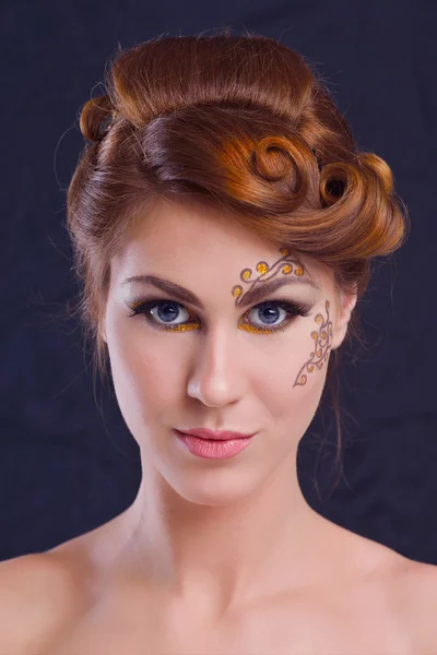 Mulher bonita com maquiagem de luxo — Fotografia de Stock