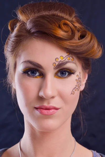 럭셔리 메이크업으로 아름 다운 여자 — 스톡 사진