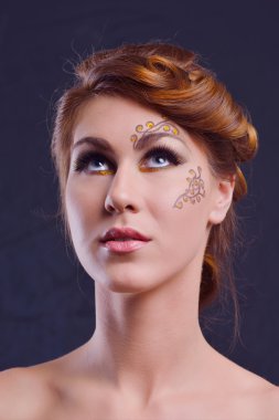 lüks makyaj ile güzel bir kadın