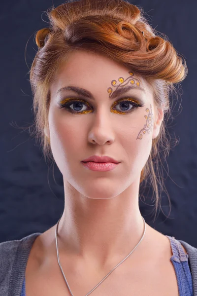 Hermosa mujer con maquillaje de lujo —  Fotos de Stock