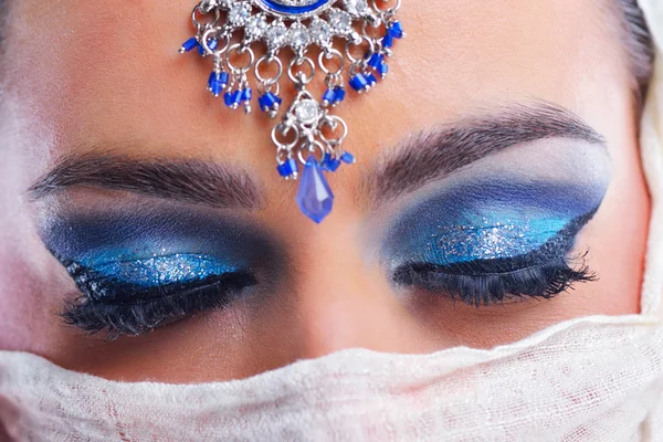 Hermosa mujer con maquillaje de lujo — Foto de Stock