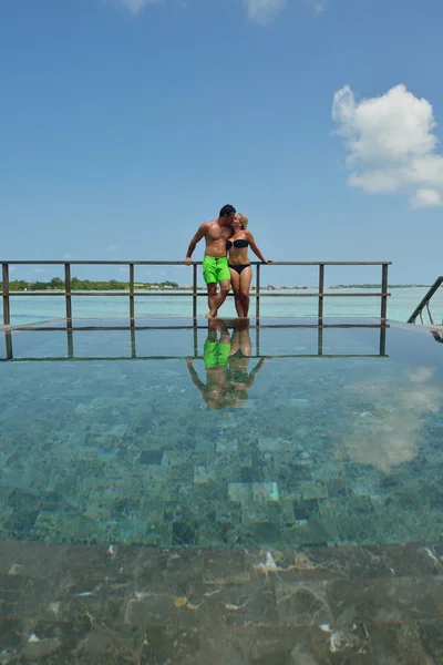 Heureux jeune couple pendant les vacances d'été s'amuser et se détendre à bea — Photo