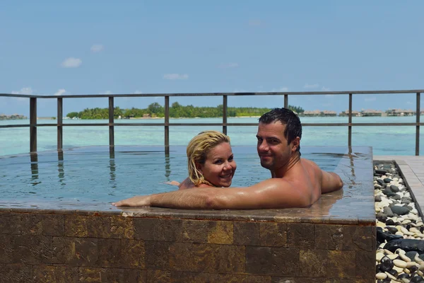 Heureux jeune couple pendant les vacances d'été s'amuser et se détendre à bea — Photo