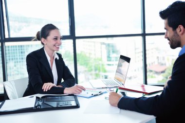 ofisinde toplantıda iş