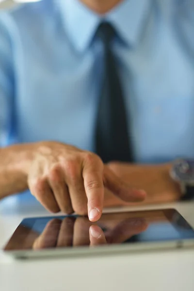 Бизнесмен пользуется планшетным компьютером в офисе — стоковое фото