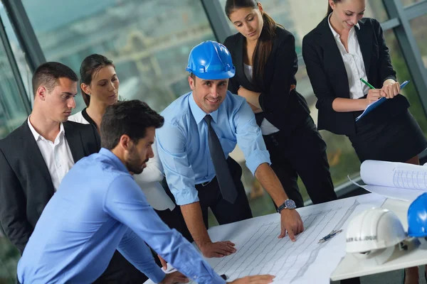 Zakelijke en ingenieurs over de bijeenkomst van — Stockfoto