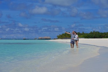 mutlu genç çift eğlenmek yaz