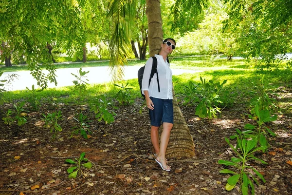 Glückliche Frau im Sommer — Stockfoto