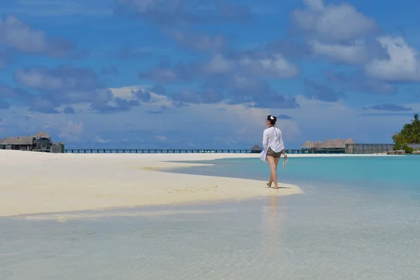 Gelukkige vrouw op zomer — Stockfoto