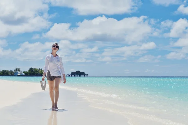 Mulher feliz no verão — Fotografia de Stock