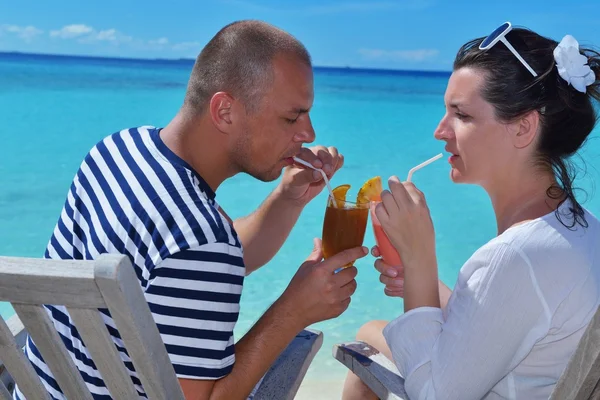 Heureux jeune couple se détendre et prendre une boisson fraîche — Photo