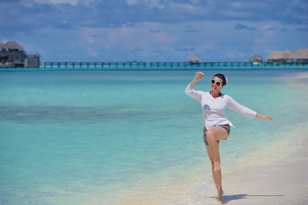 Mulher feliz no verão — Fotografia de Stock